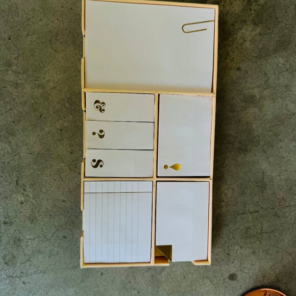 Kate Spade New York Huelga De La Mujer Oro Women's Sticky Note Set - Pink - Picture 4 of 6